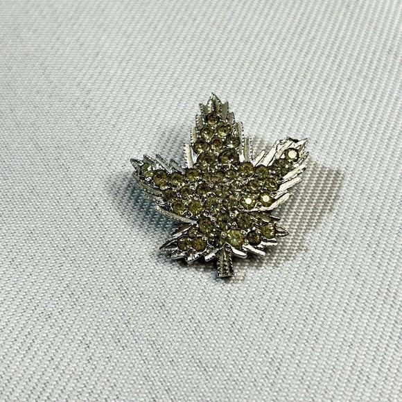 Keyes Signed Silver Tone Rhinestone Canadian Maple Leaf Pin - Picture 5 of 8